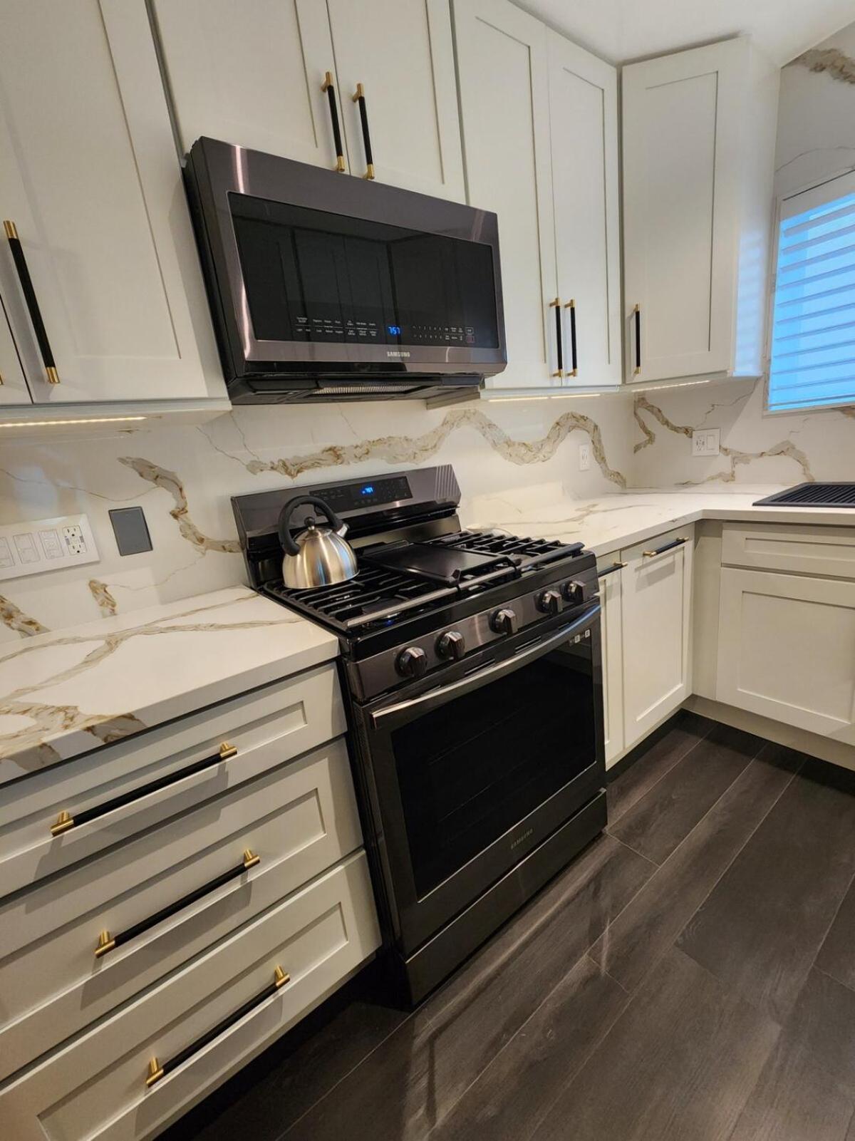 Spacious 1 Bedroom 1 Bath With Parking Apartment *