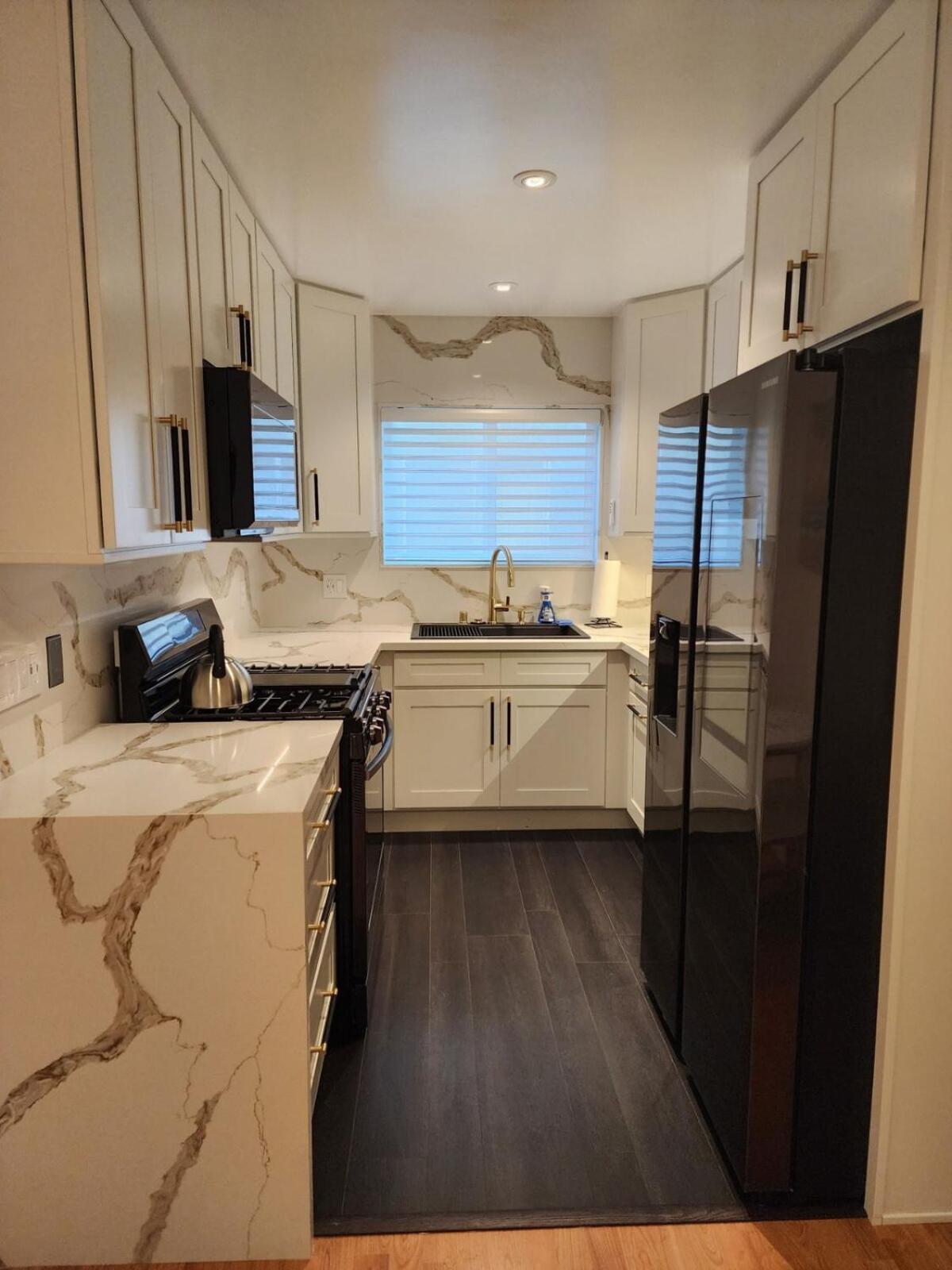 Spacious 1 Bedroom 1 Bath With Parking Apartment