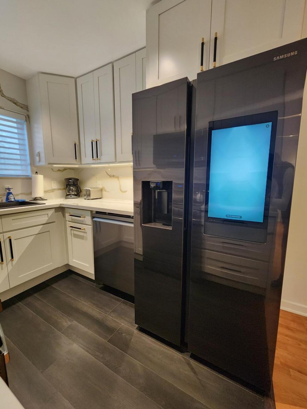 Spacious 1 Bedroom 1 Bath With Parking Apartment *