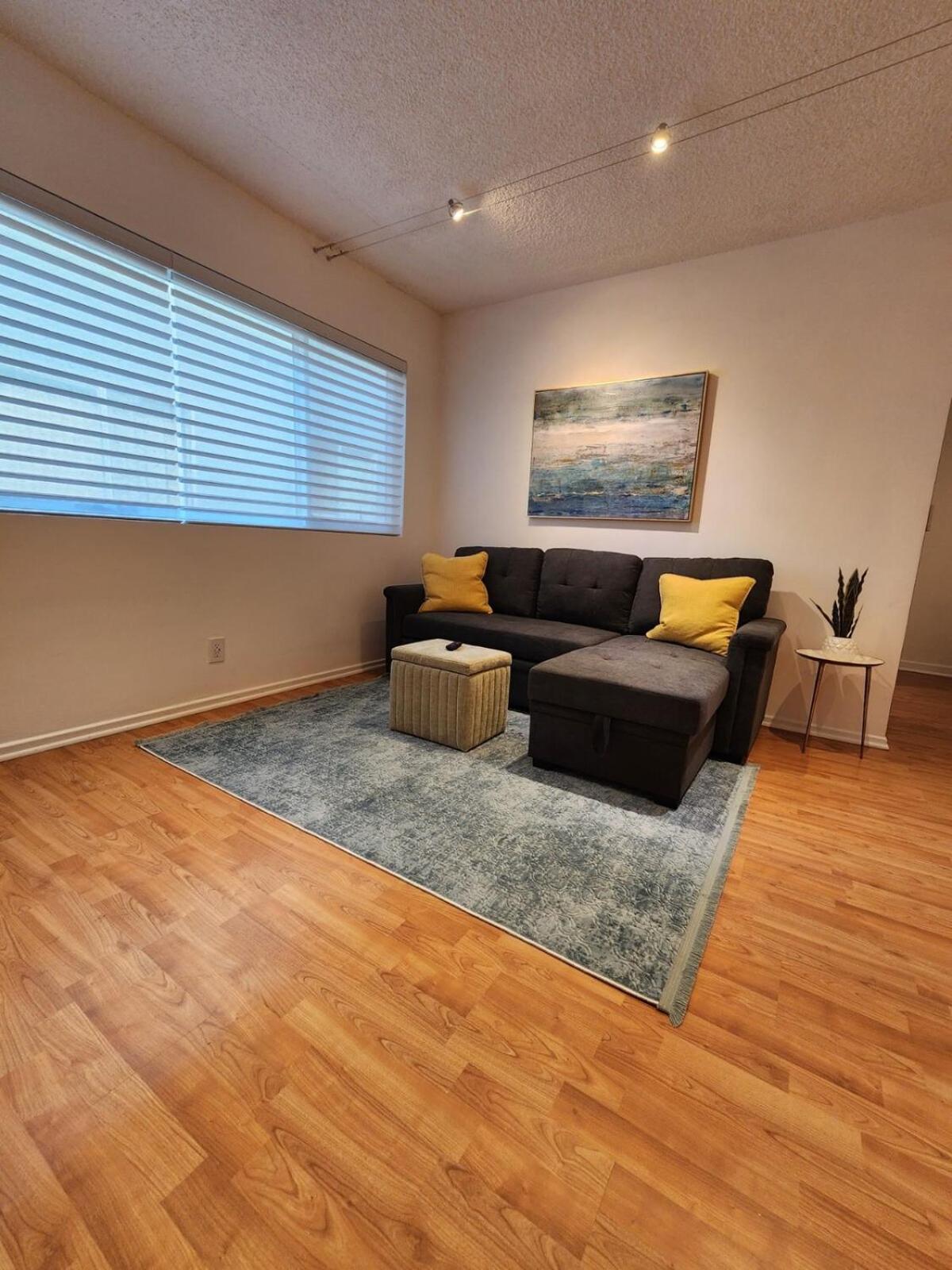 Spacious 1 Bedroom 1 Bath With Parking Apartment Los Angeles