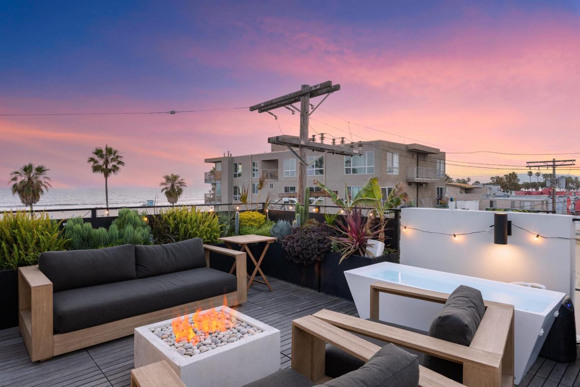 Holiday home Venice View By Avantstay Walk To Venice Beach Rooftop Ice Bath Luxe Design