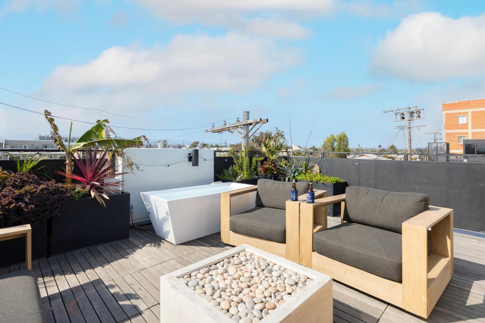 Venice View By Avantstay Walk To Venice Beach Rooftop Ice Bath Luxe Design Holiday home Los Angeles
