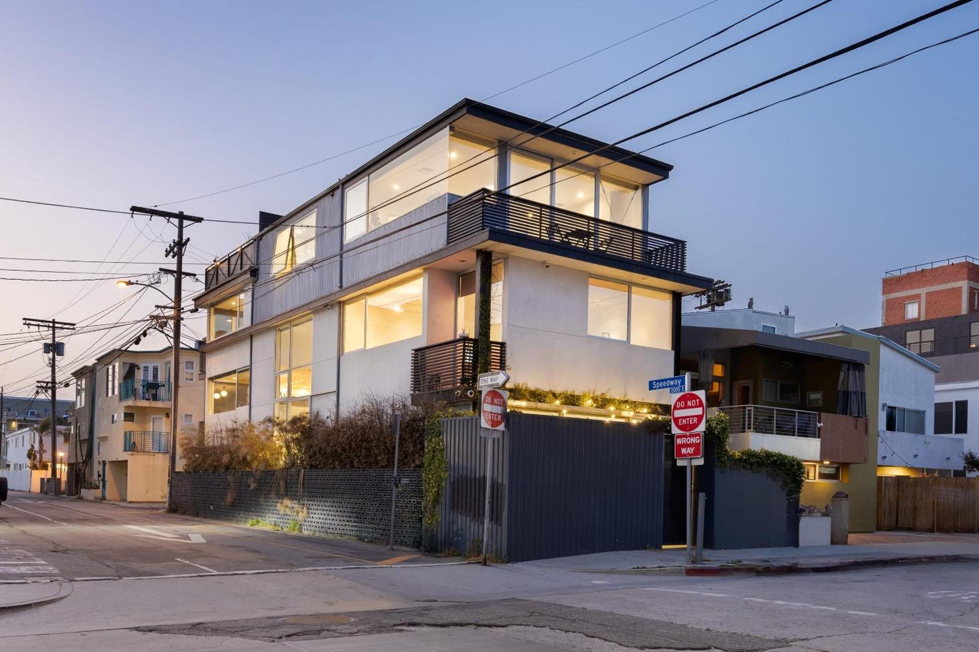 Venice View By Avantstay Walk To Venice Beach Rooftop Ice Bath Luxe Design Holiday home Los Angeles