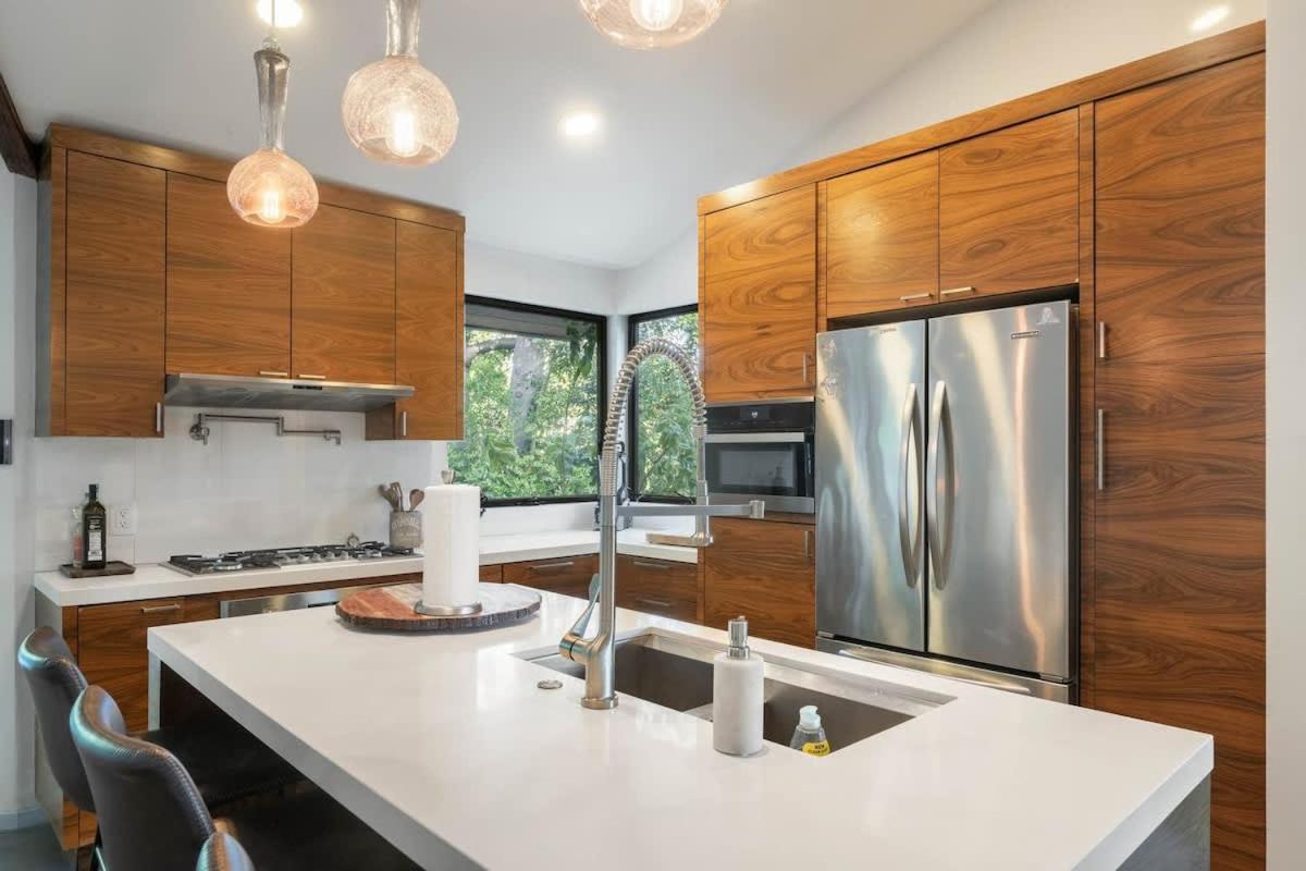 Cozy Oasis In Oakley With Basketball Court Pool