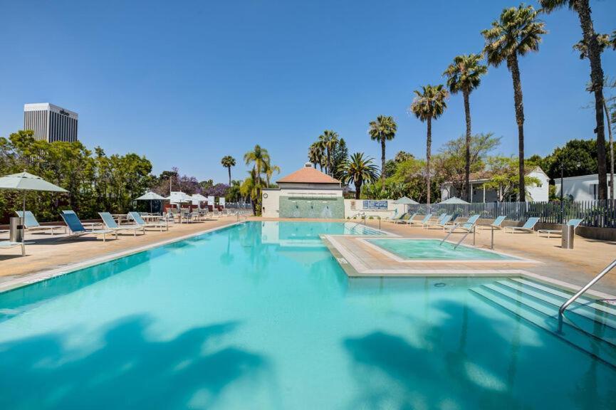 Large Cozy With Beautiful Views Near The Grove Los Angeles