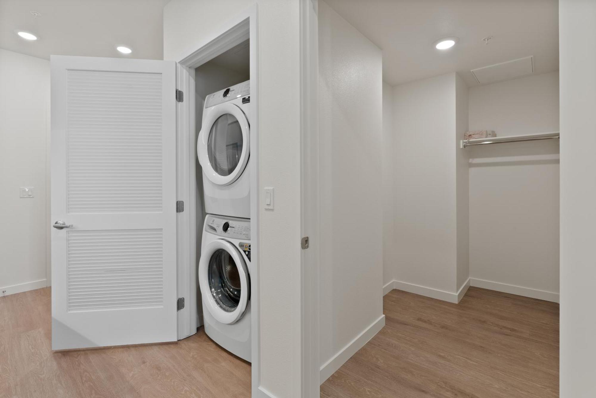 Apartment Bright On Sunset Blvd, Free Parking, Gym, And Pool *