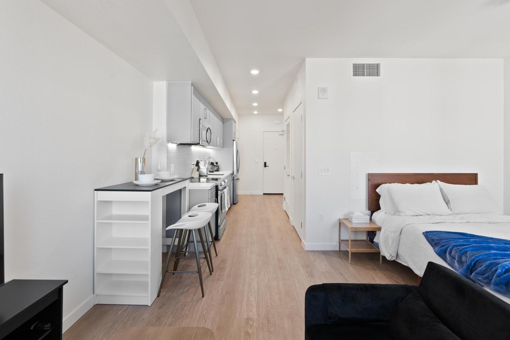 Bright On Sunset Blvd, Free Parking, Gym, And Pool * Los Angeles