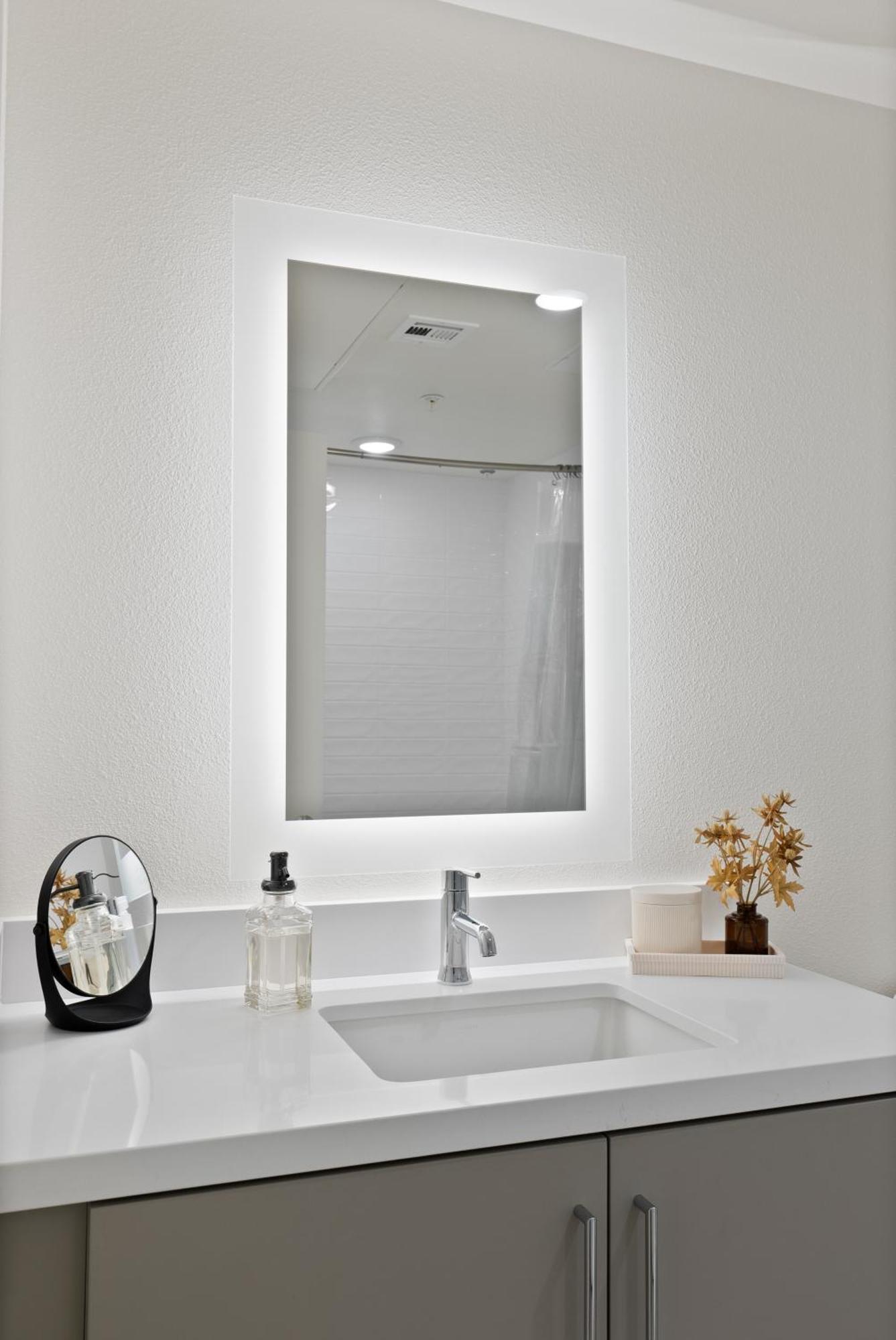 Bright On Sunset Blvd, Free Parking, Gym, And Pool