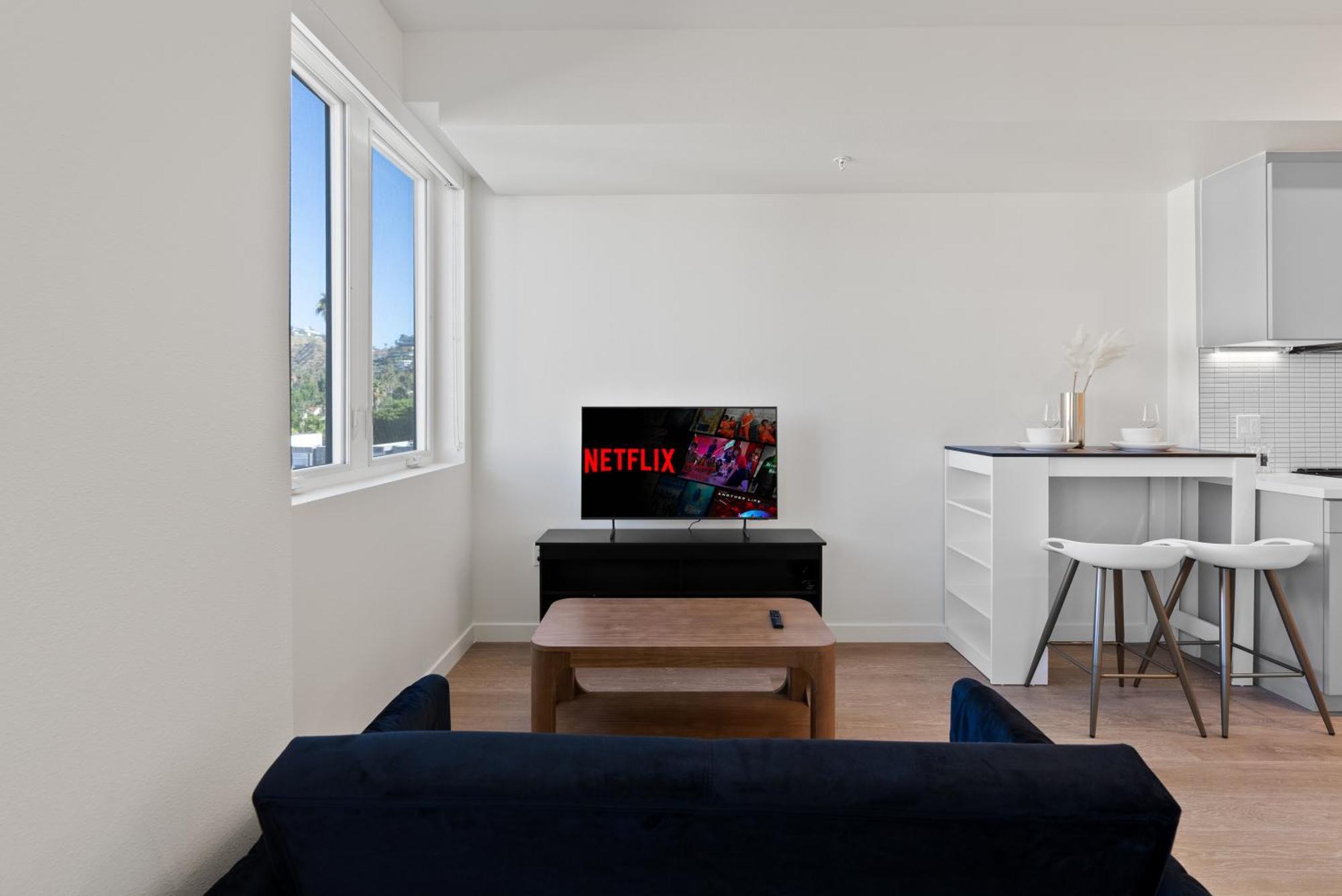 Bright On Sunset Blvd, Free Parking, Gym, And Pool Apartment *