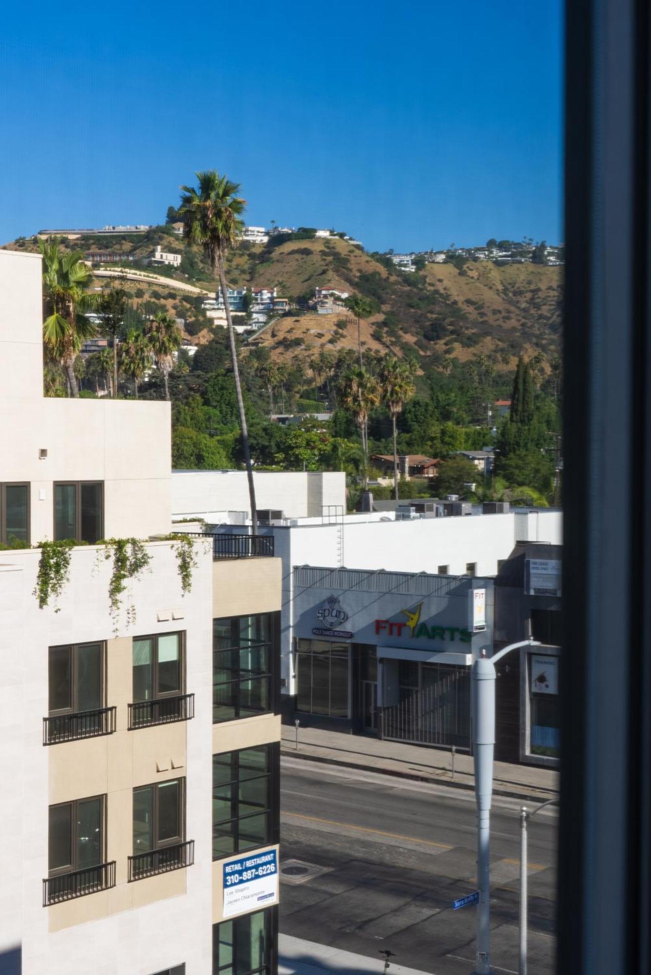 Bright On Sunset Blvd, Free Parking, Gym, And Pool Apartment Los Angeles