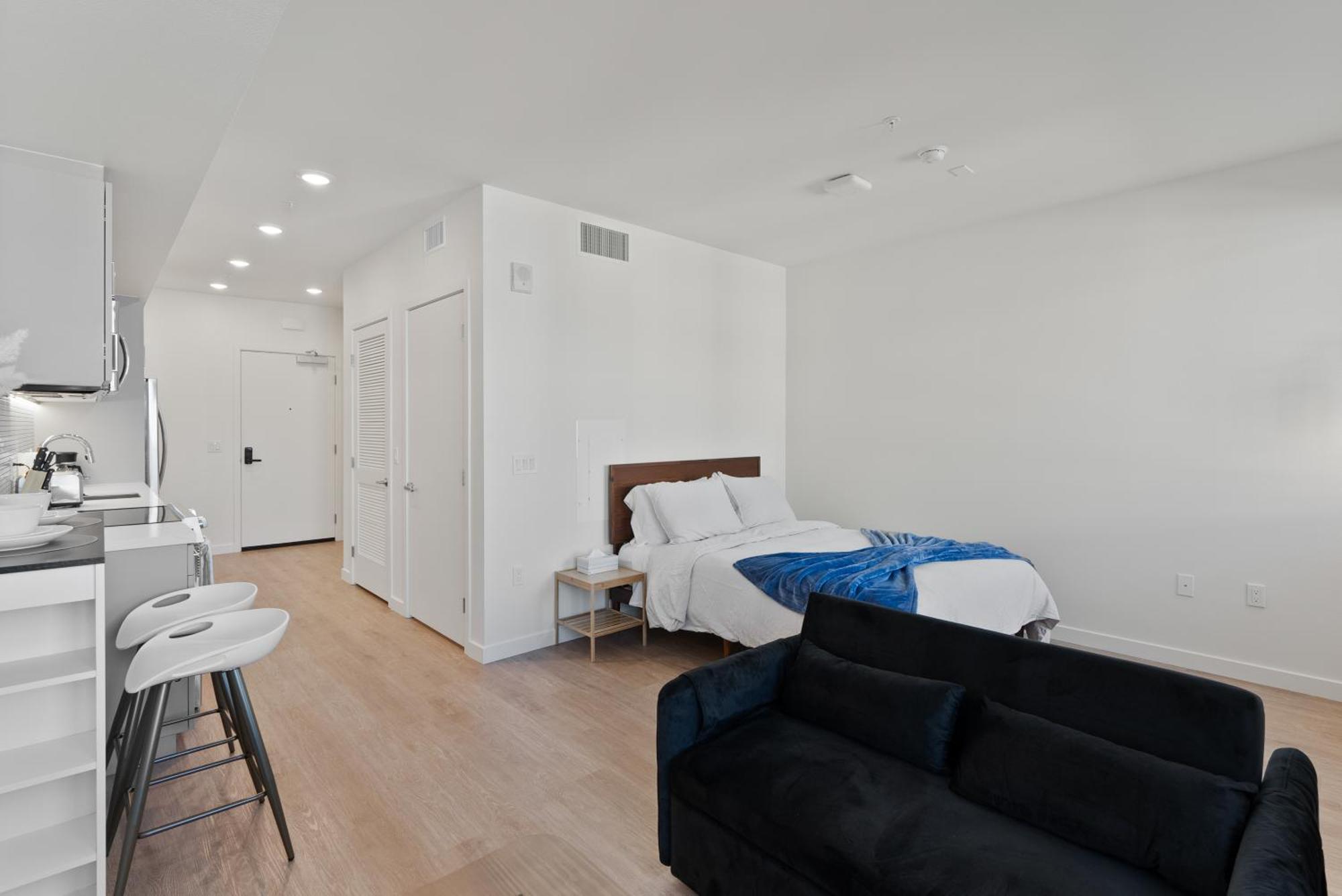Bright On Sunset Blvd, Free Parking, Gym, And Pool Apartment