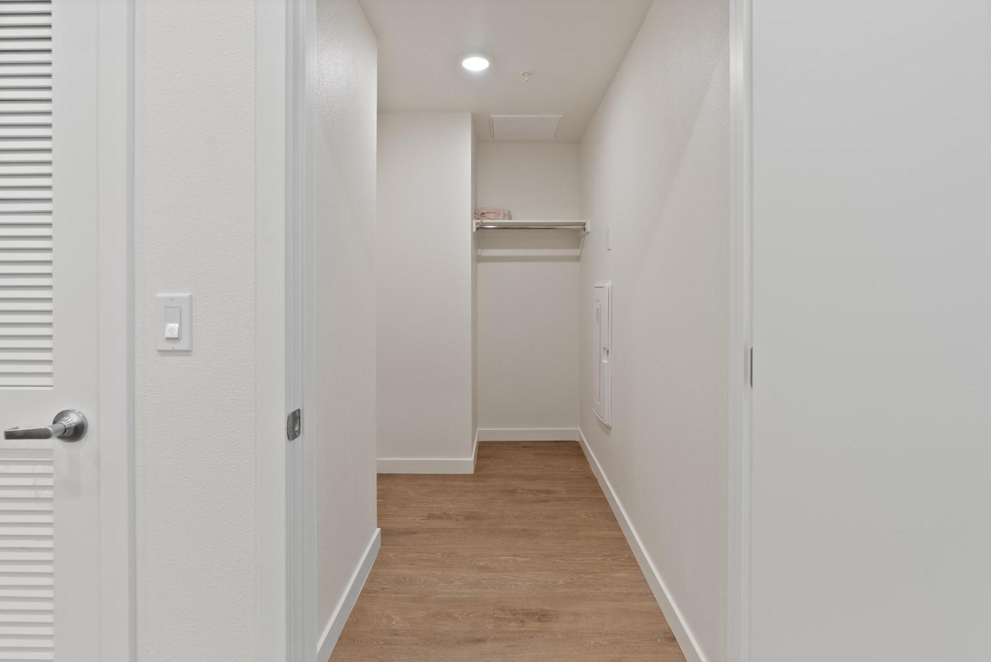 Bright On Sunset Blvd, Free Parking, Gym, And Pool *