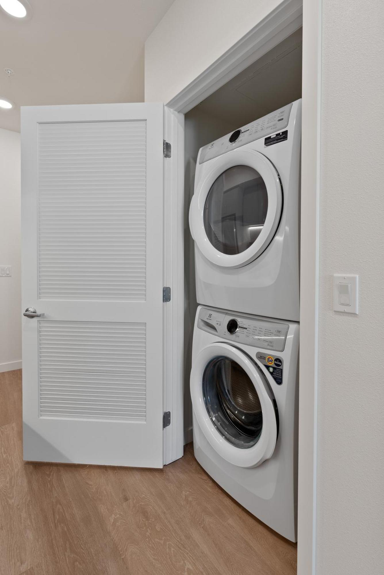 Apartment Bright On Sunset Blvd, Free Parking, Gym, And Pool