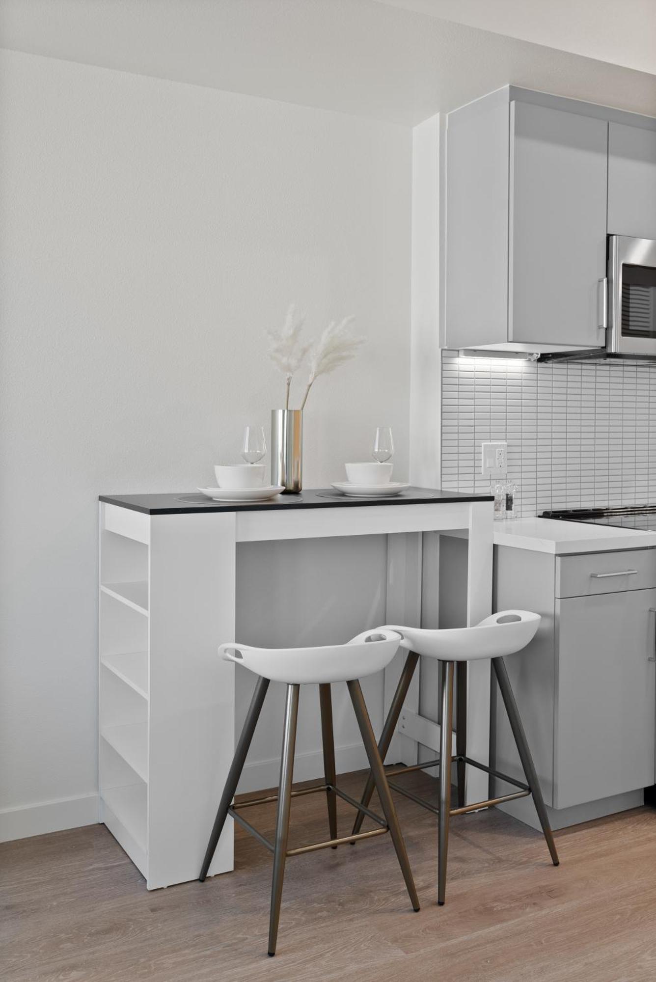 Bright On Sunset Blvd, Free Parking, Gym, And Pool Apartment *