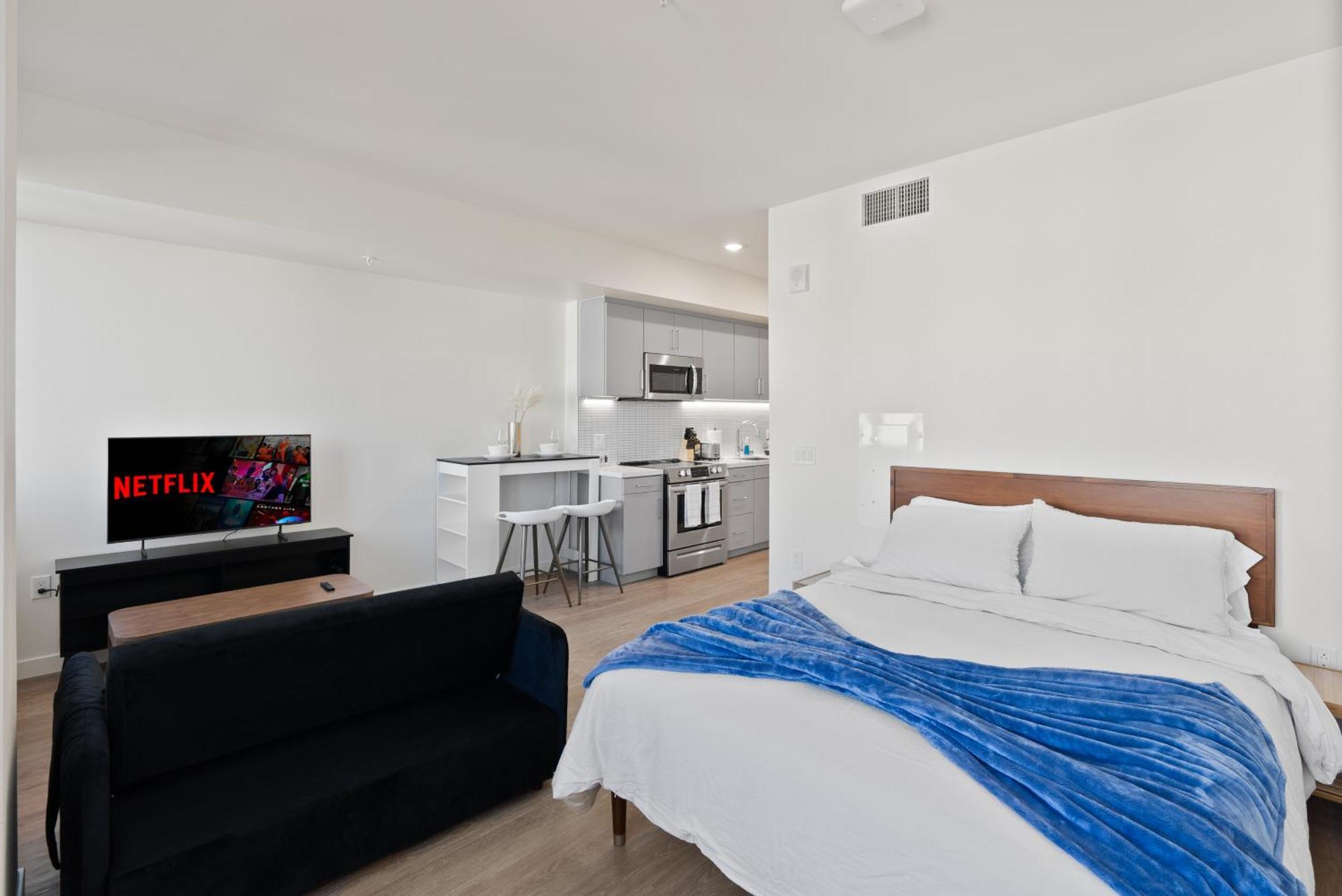Bright On Sunset Blvd, Free Parking, Gym, And Pool