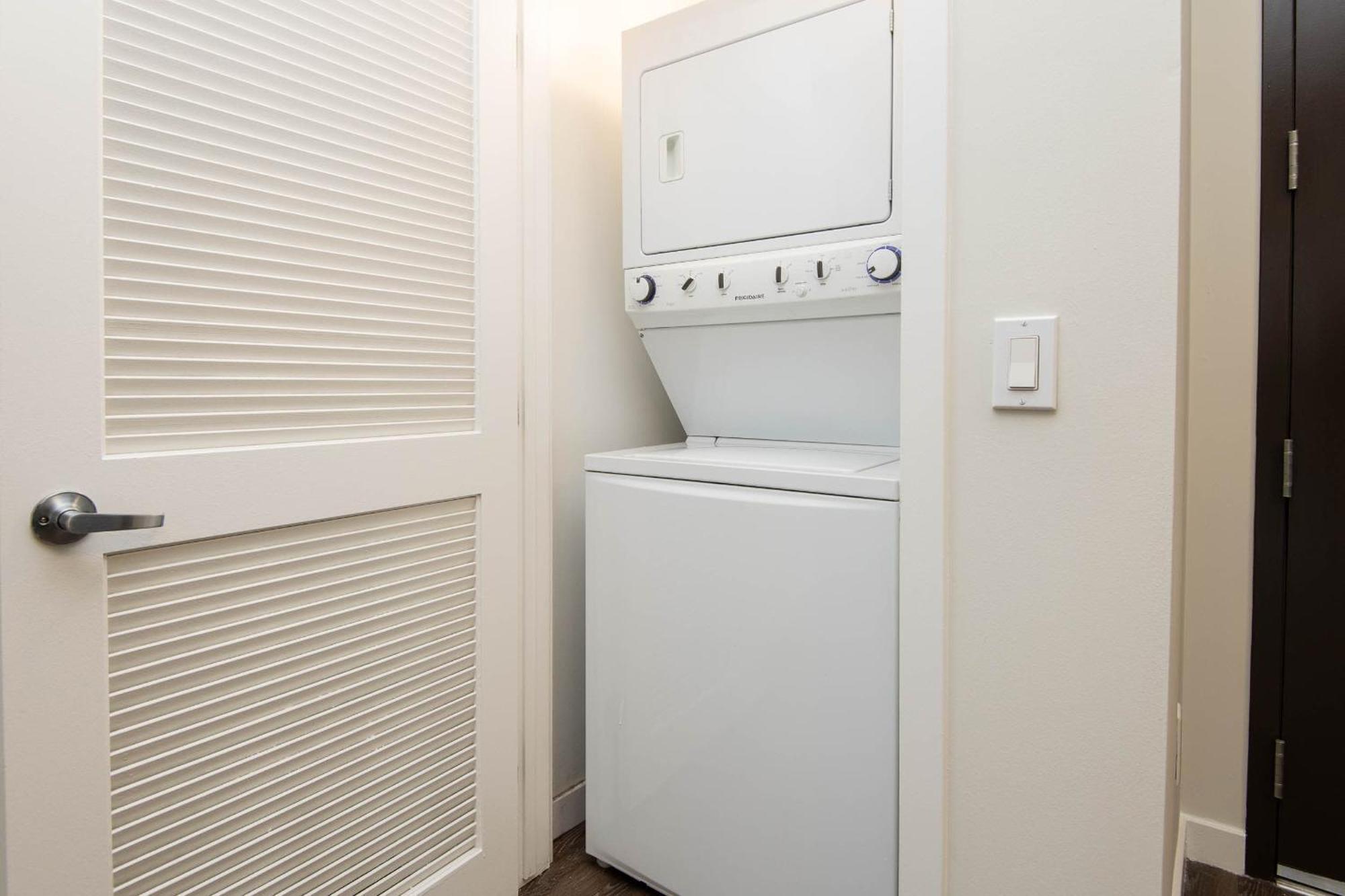 Downtown 1bed 1bath Freeparking Patio Pool Hot Tub Apartment *