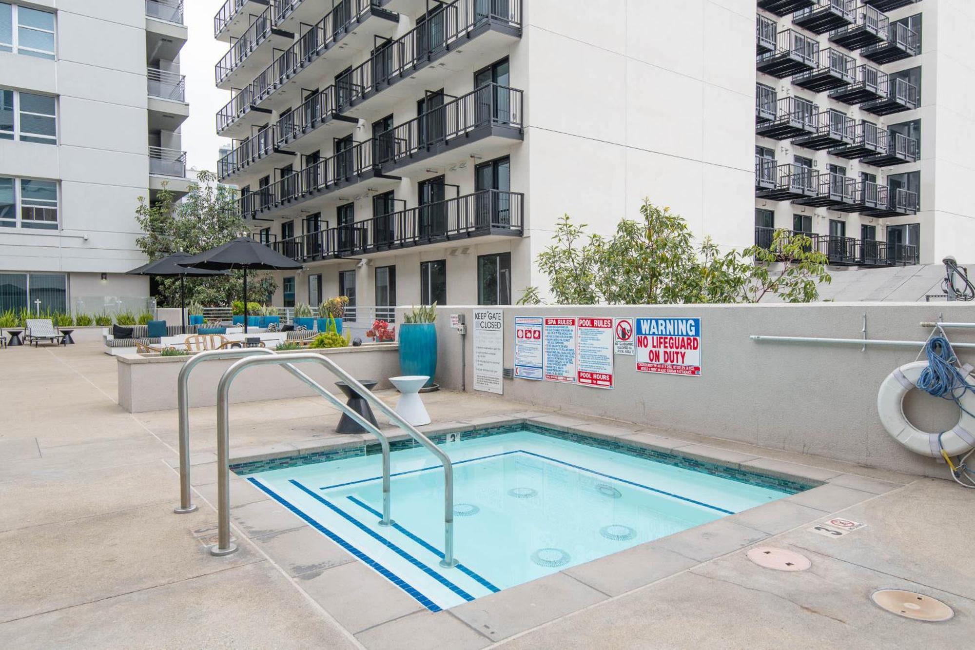 Downtown 1bed 1bath Freeparking Patio Pool Hot Tub *