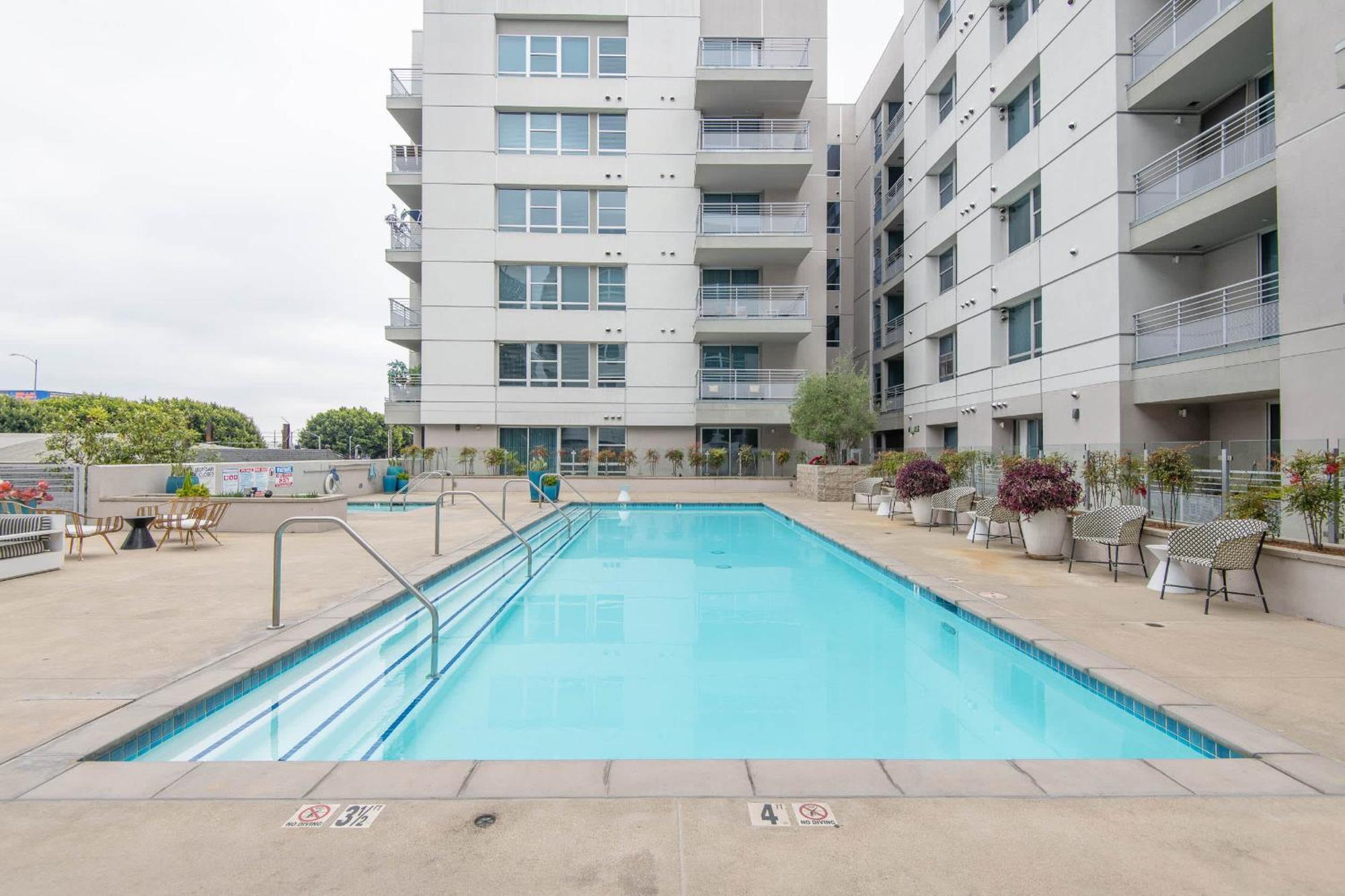 Downtown 1bed 1bath Freeparking Patio Pool Hot Tub Apartment