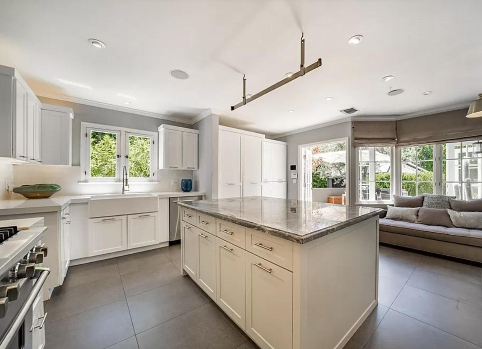 Oasis In Angeles With Heated Pool &