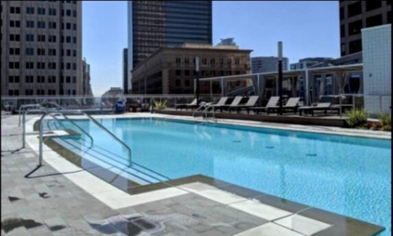 Beautiful 3br High Risepool, Rooftop Views Apartment