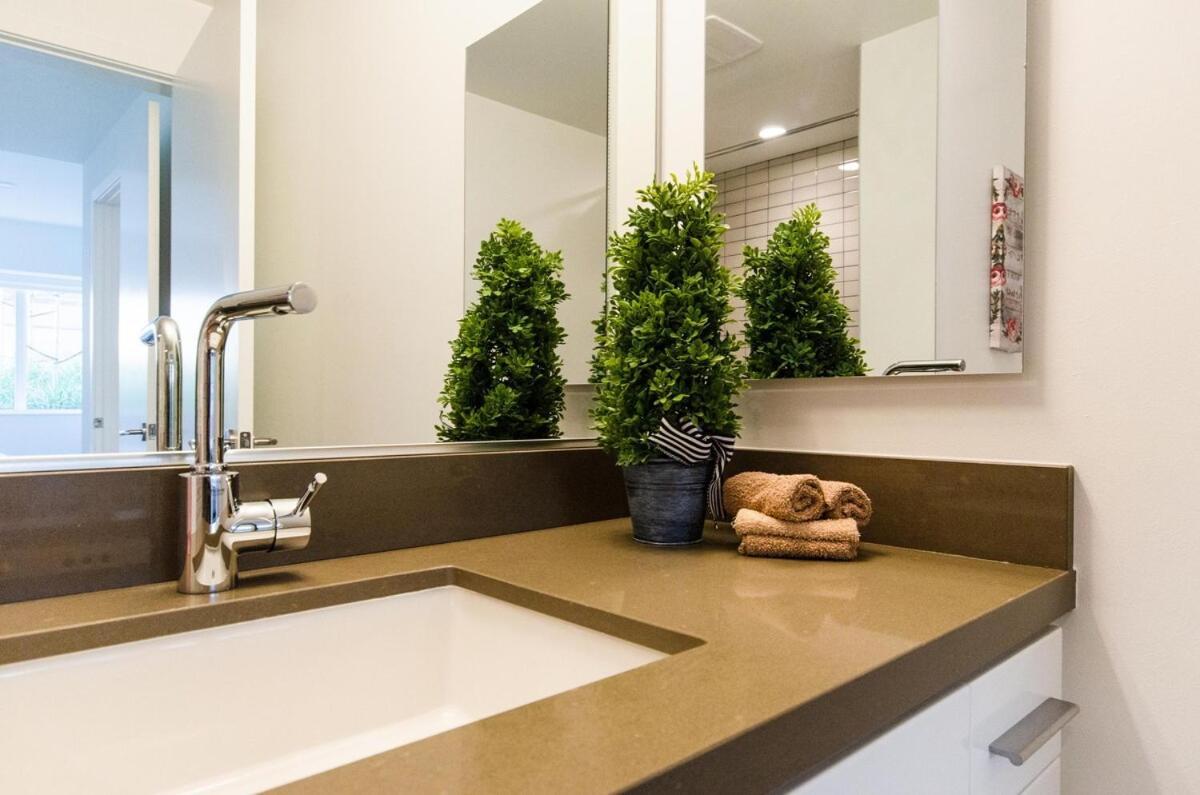 Beautiful 3br High Risepool, Rooftop Views Apartment *