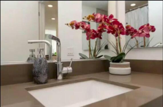 Beautiful 3br High Risepool, Rooftop Views Los Angeles