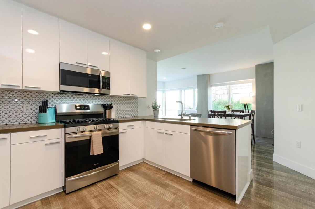 Beautiful 3br High Risepool, Rooftop Views Apartment Los Angeles
