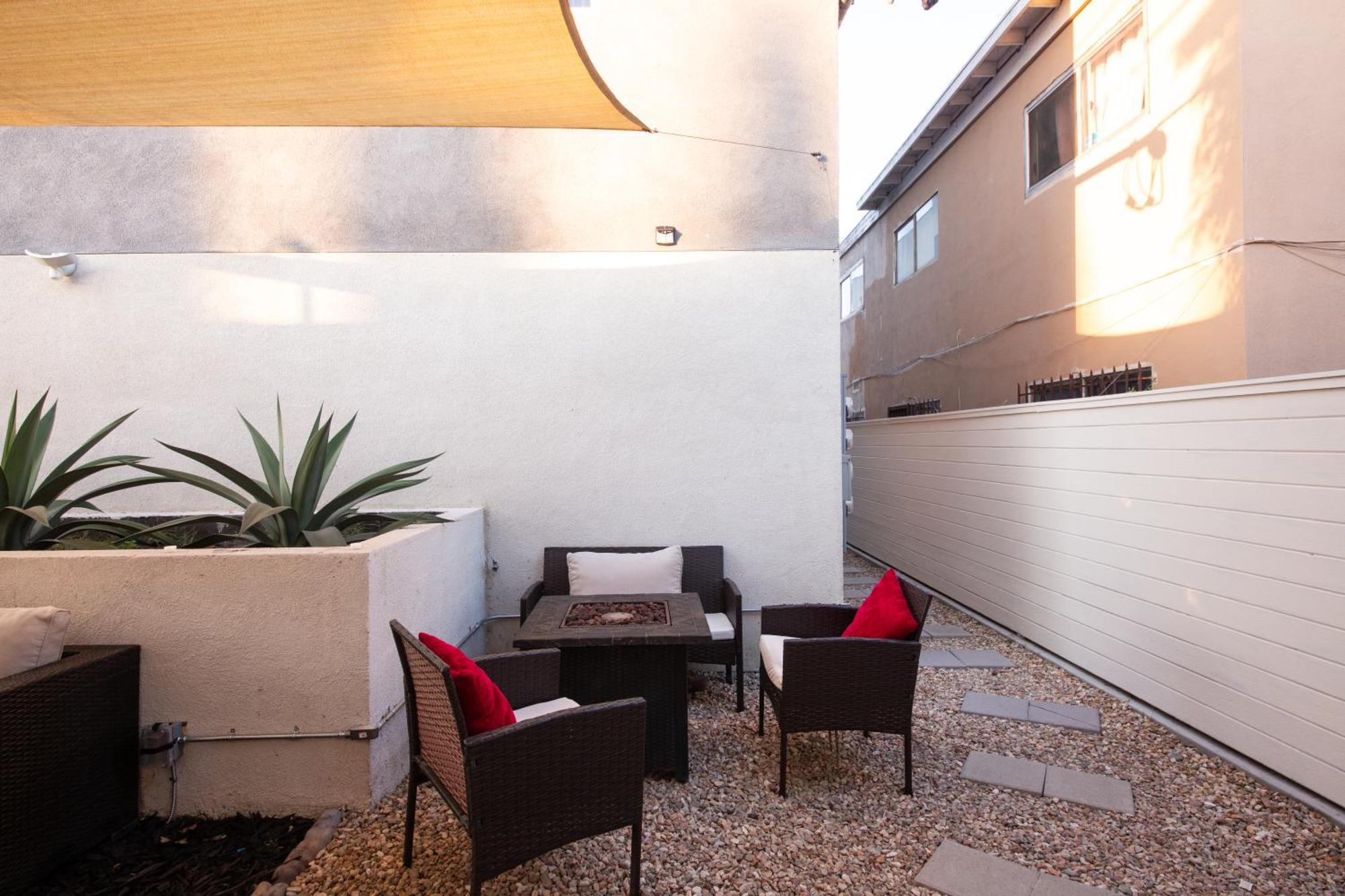 Spacious Luxury In The Heart Of La! Free Parking And Jacuzzi Villa