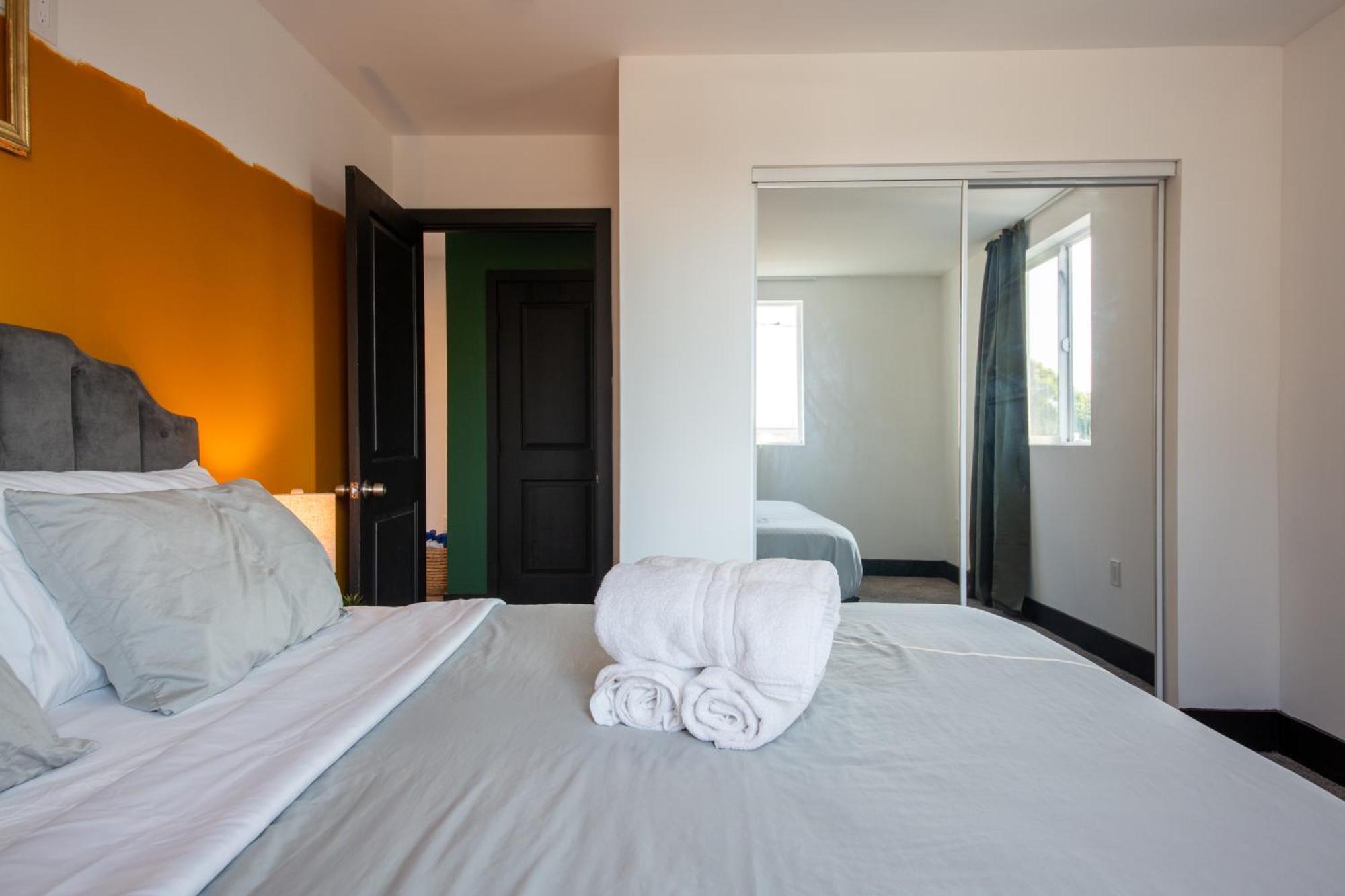 Spacious Luxury In The Heart Of La! Free Parking And Jacuzzi * Los Angeles