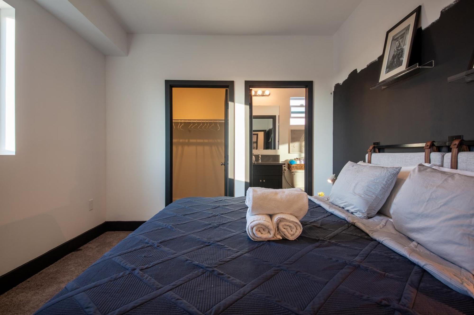 Spacious Luxury In The Heart Of La! Free Parking And Jacuzzi Villa