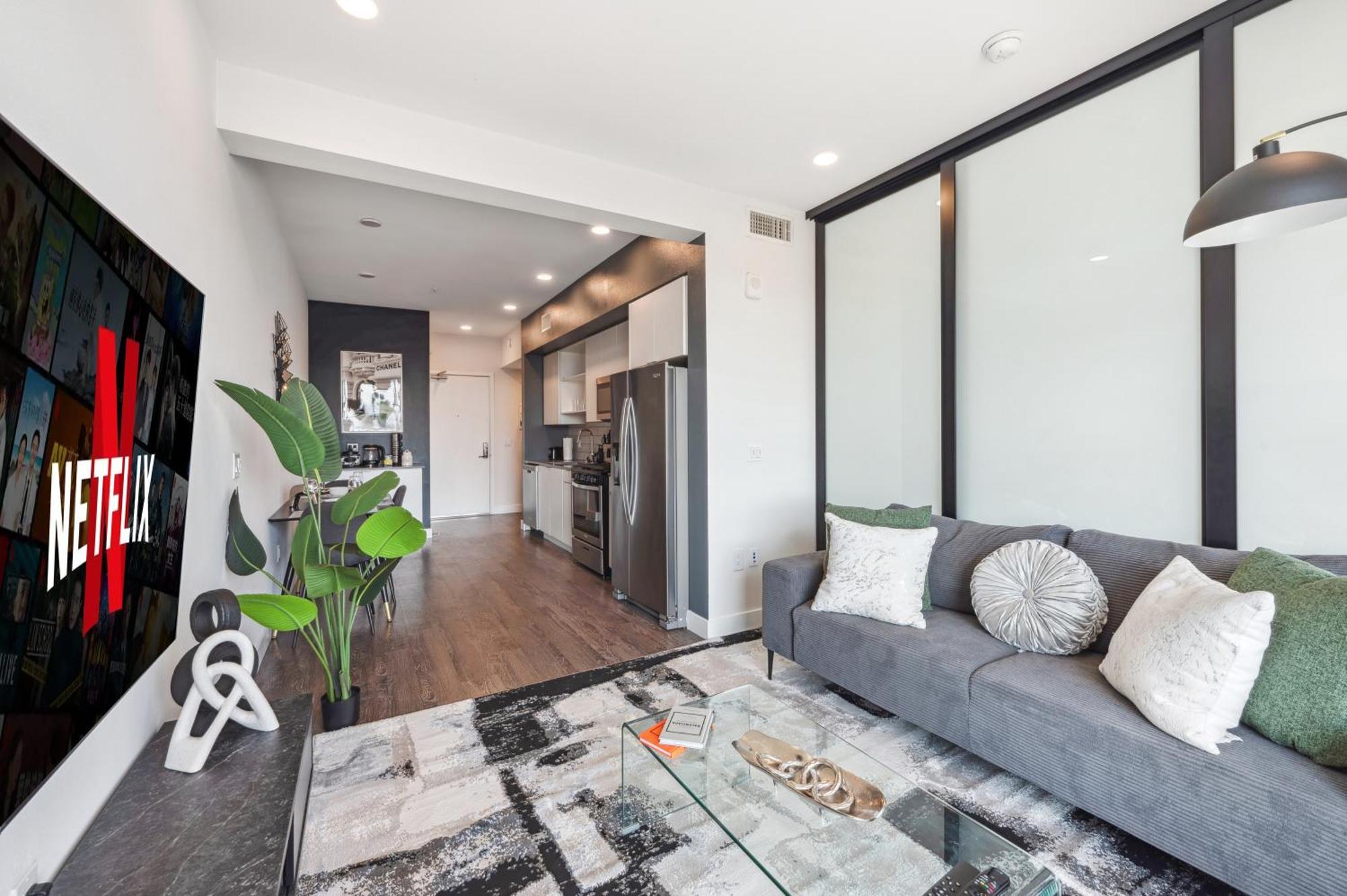 Designer 1bdr With Luxury Pool&gym, Free Parking Apartment *