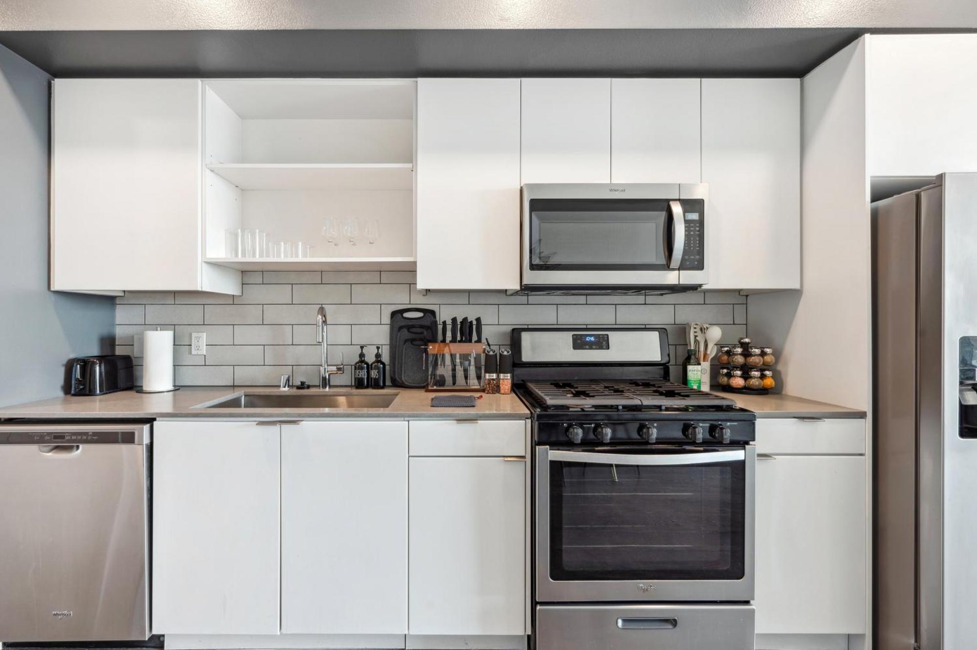 Designer 1bdr With Luxury Pool&gym, Free Parking Apartment *