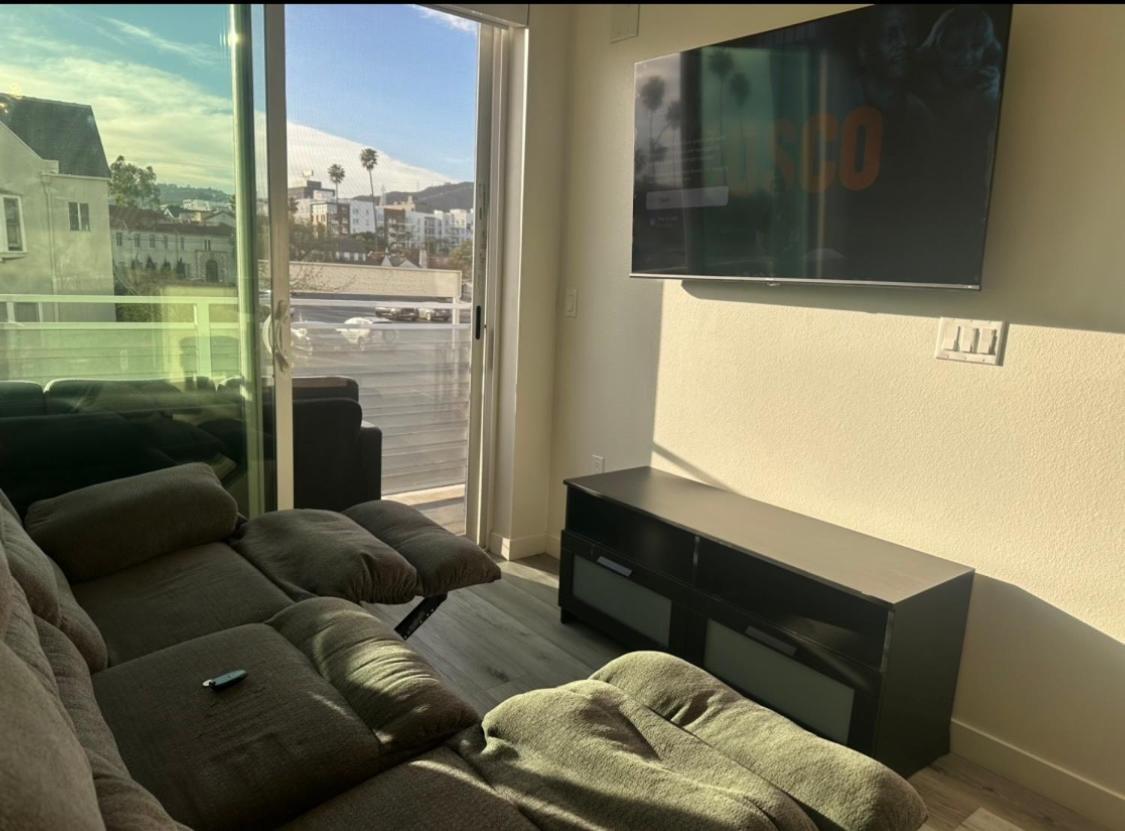 Modern Hollywood Walk Of Fame Apts- Free Parking, 360 Rooftop, Pool, Gym- Centrally Located * Los Angeles