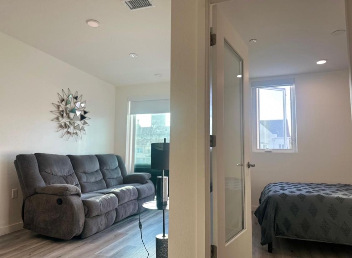 Modern Hollywood Walk Of Fame Apts- Free Parking, 360 Rooftop, Pool, Gym- Centrally Located Apartment Los Angeles