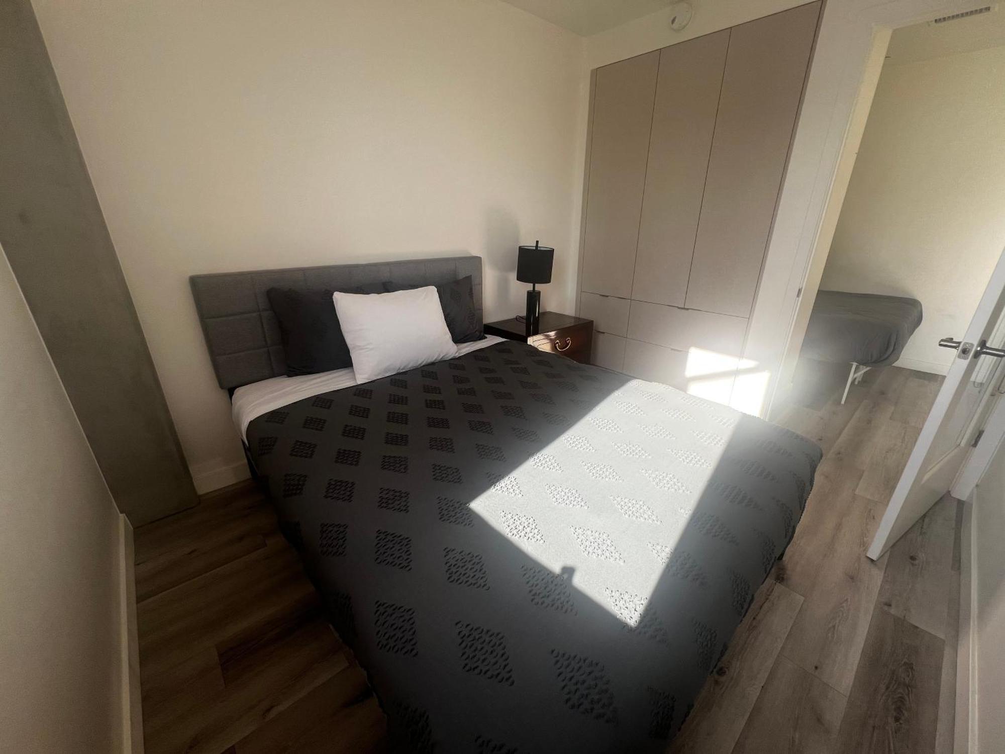 Modern Hollywood Walk Of Fame Apts- Free Parking, 360 Rooftop, Pool, Gym- Centrally Located *
