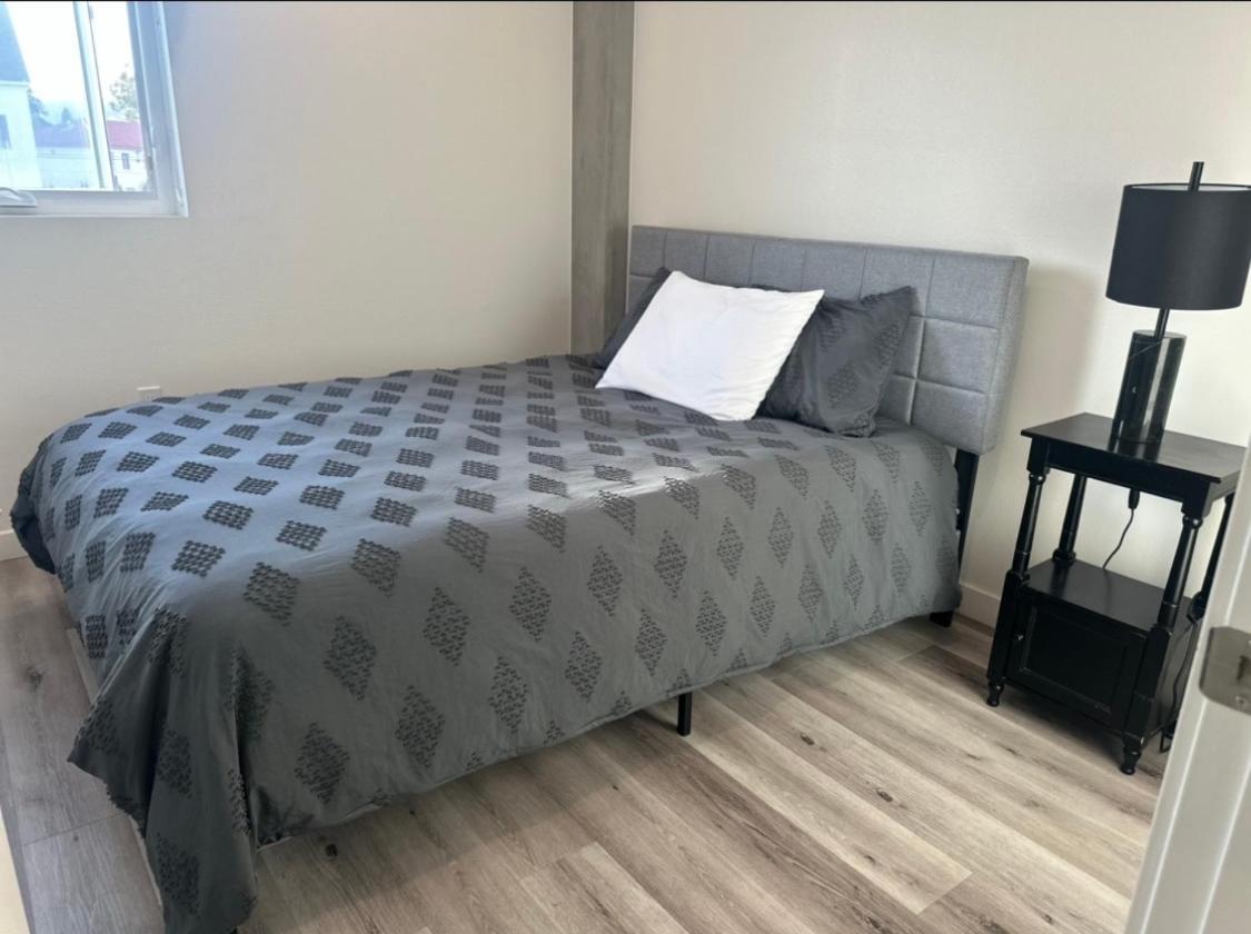 Modern Hollywood Walk Of Fame Apts- Free Parking, 360 Rooftop, Pool, Gym- Centrally Located