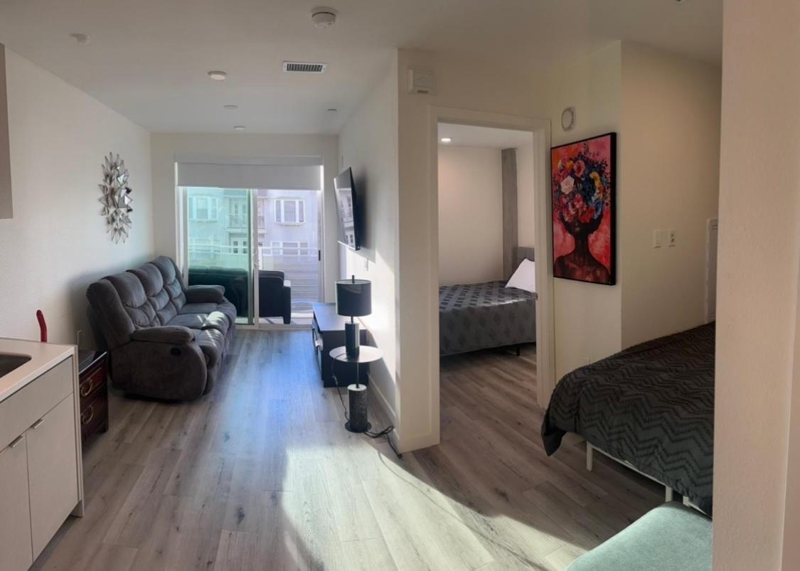Modern Hollywood Walk Of Fame Apts- Free Parking, 360 Rooftop, Pool, Gym- Centrally Located Los Angeles