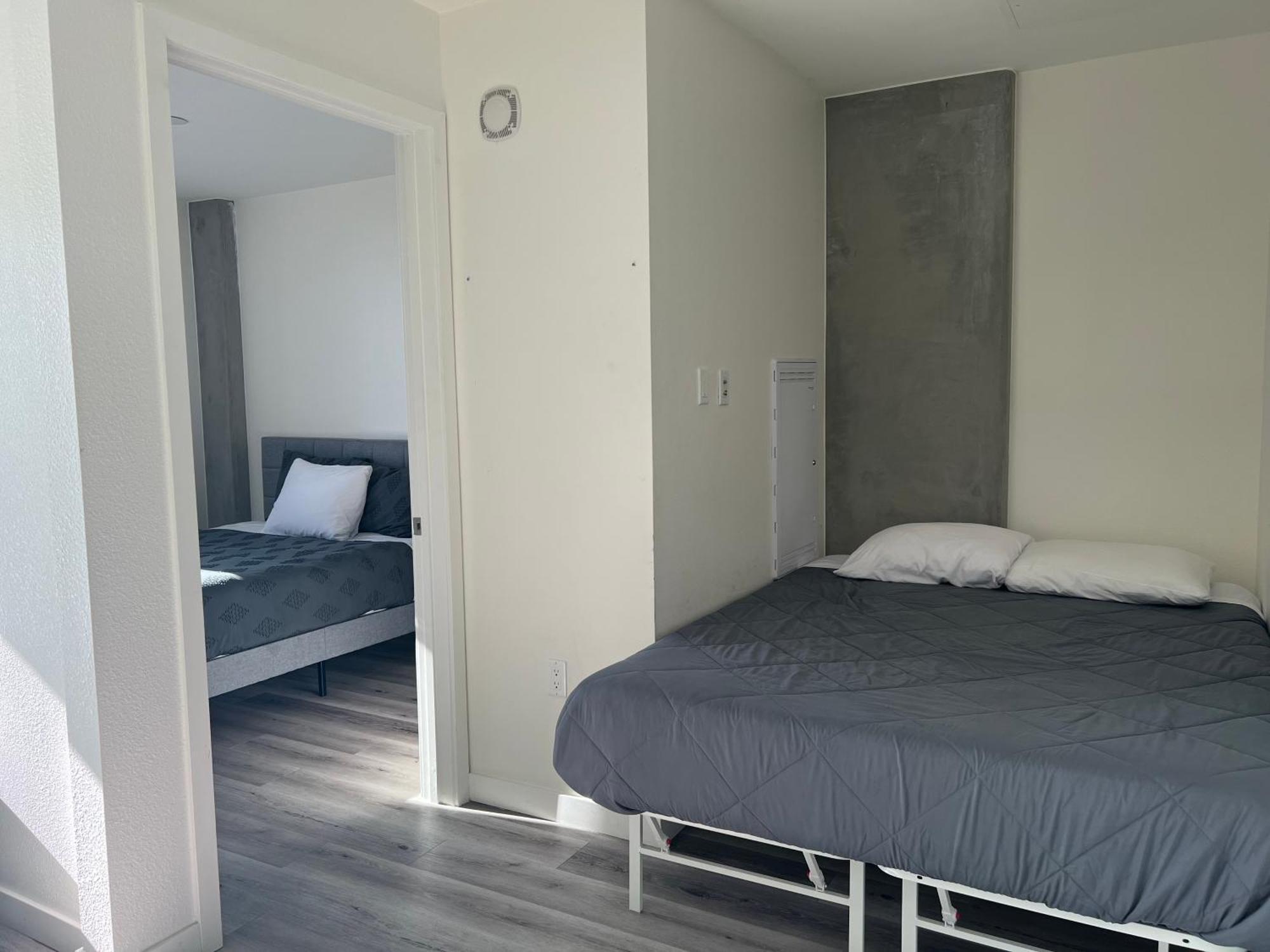 Modern Hollywood Walk Of Fame Apts- Free Parking, 360 Rooftop, Pool, Gym- Centrally Located Apartment