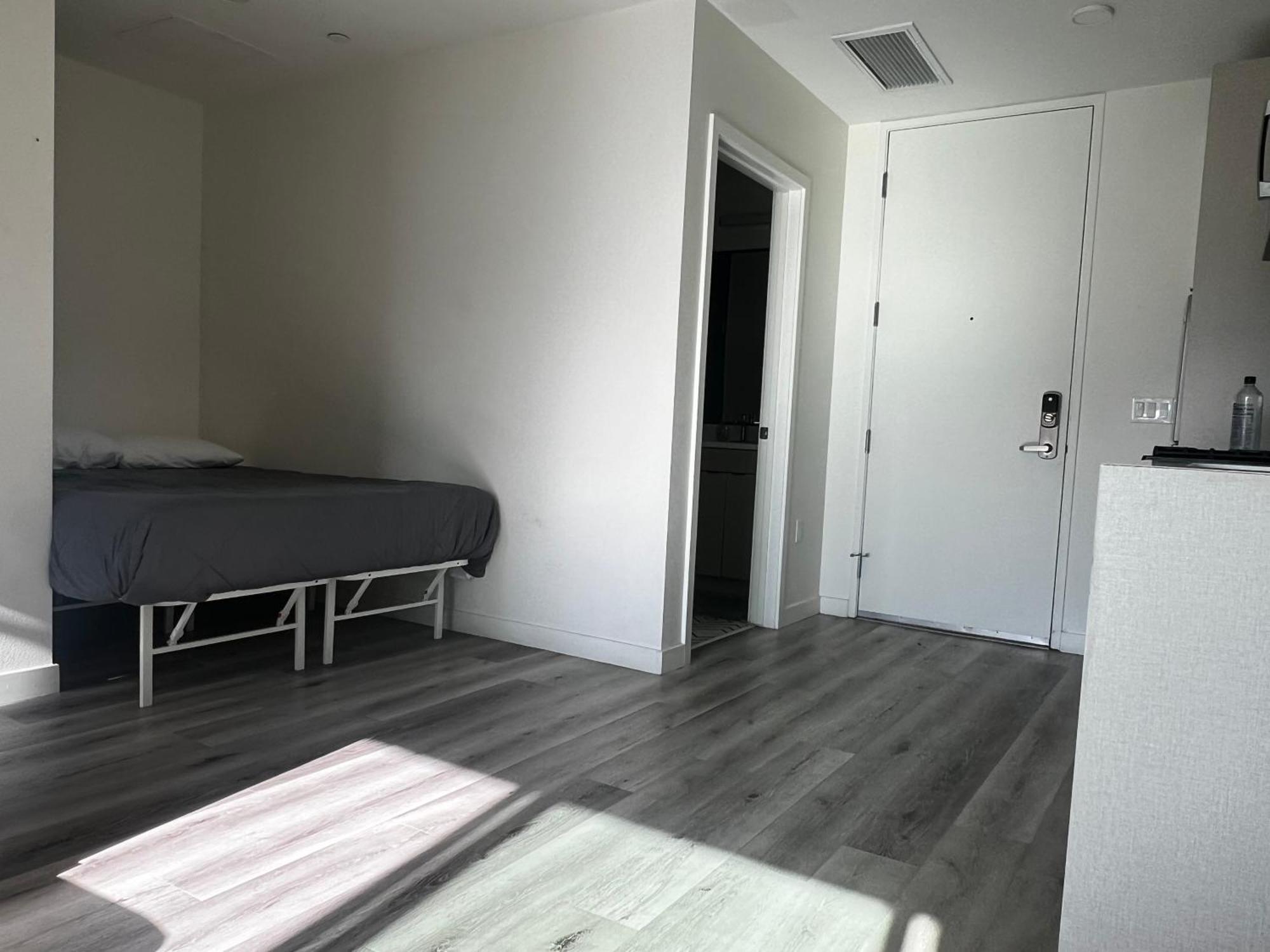 Modern Hollywood Walk Of Fame Apts- Free Parking, 360 Rooftop, Pool, Gym- Centrally Located * Los Angeles