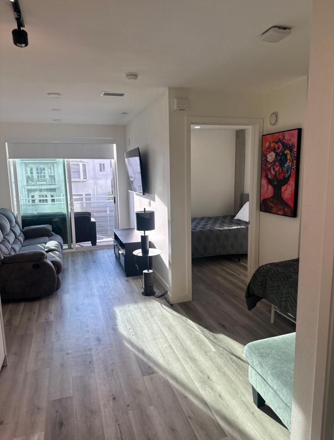Modern Hollywood Walk Of Fame Apts- Free Parking, 360 Rooftop, Pool, Gym- Centrally Located *