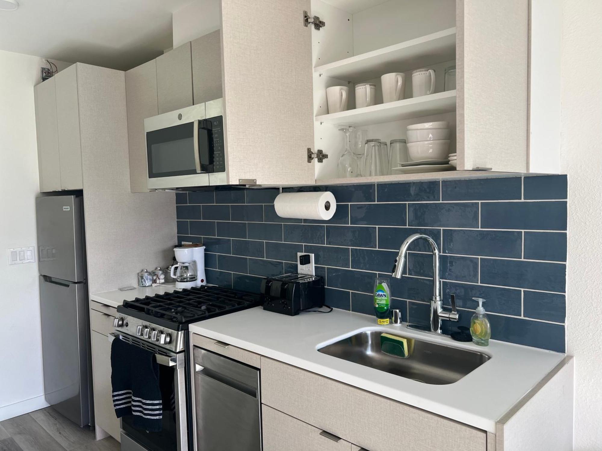 Modern Hollywood Walk Of Fame Apts- Free Parking, 360 Rooftop, Pool, Gym- Centrally Located Apartment