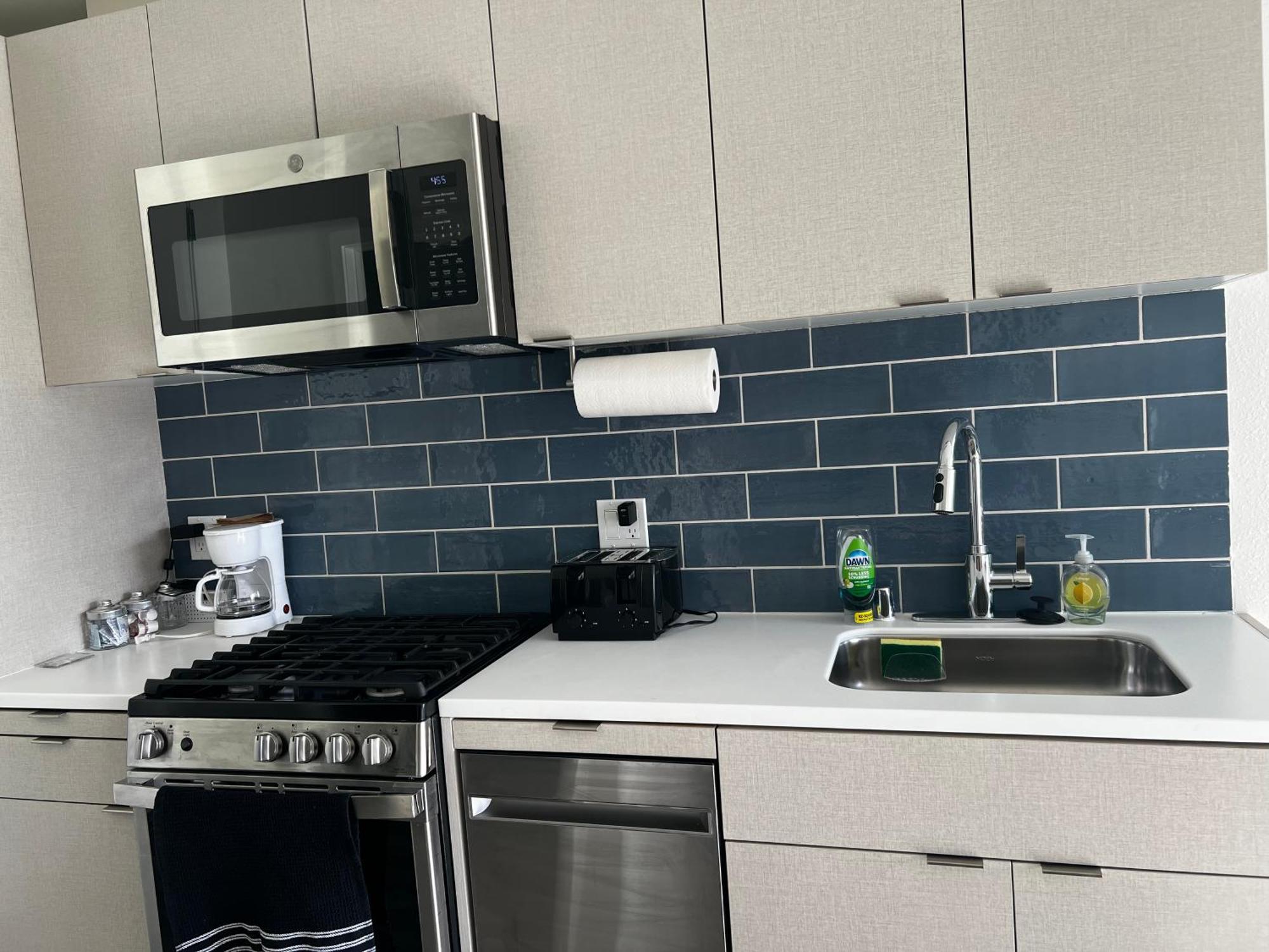 Modern Hollywood Walk Of Fame Apts- Free Parking, 360 Rooftop, Pool, Gym- Centrally Located Apartment *
