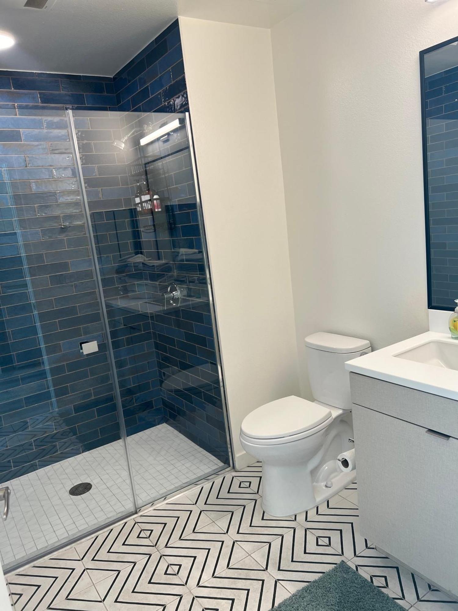 Modern Hollywood Walk Of Fame Apts- Free Parking, 360 Rooftop, Pool, Gym- Centrally Located Apartment Los Angeles