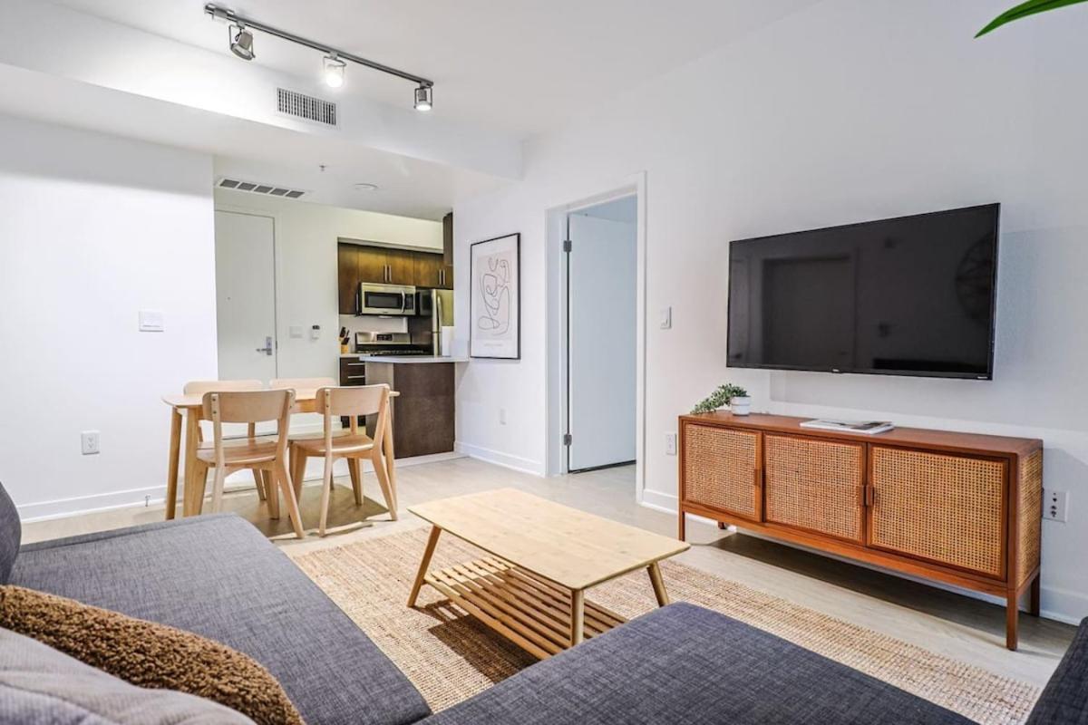 Stylish 2bdr & 2bth - 15 Mins Walk To The Beach!