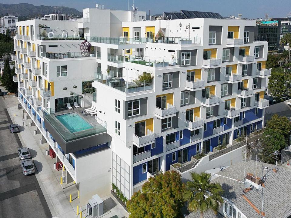 Apartment Modern Hollywood Walk Of Fame Apts- Free Parking, 360 Rooftop, Pool, Gym- Centrally Located