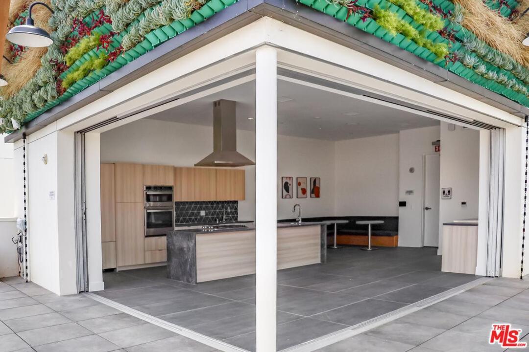 Apartment Modern Hollywood Walk Of Fame Apts- Free Parking, 360 Rooftop, Pool, Gym- Centrally Located *