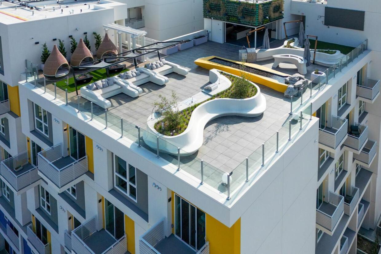 Apartment Modern Hollywood Walk Of Fame Apts- Free Parking, 360 Rooftop, Pool, Gym- Centrally Located *