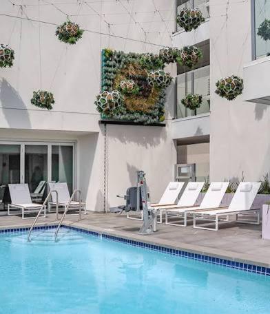 Modern Hollywood Walk Of Fame Apts- Free Parking, 360 Rooftop, Pool, Gym- Centrally Located *