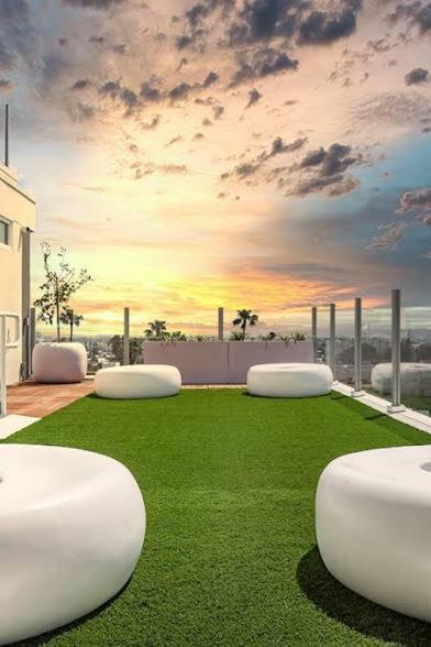 Modern Hollywood Walk Of Fame Apts- Free Parking, 360 Rooftop, Pool, Gym- Centrally Located