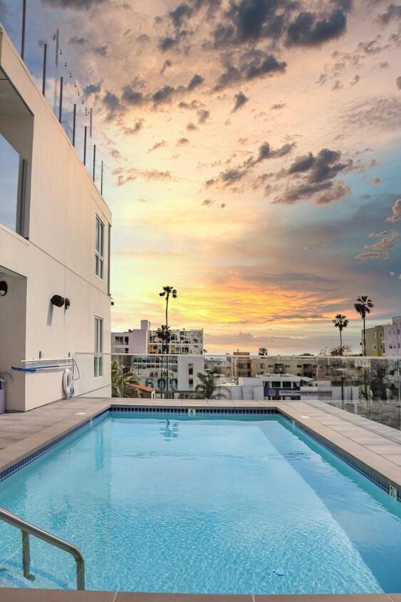 Apartment Modern Hollywood Walk Of Fame Apts- Free Parking, 360 Rooftop, Pool, Gym- Centrally Located